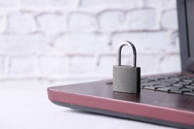 Bilgisayar klavyesinde asma kilitli internet güvenliği kavramı