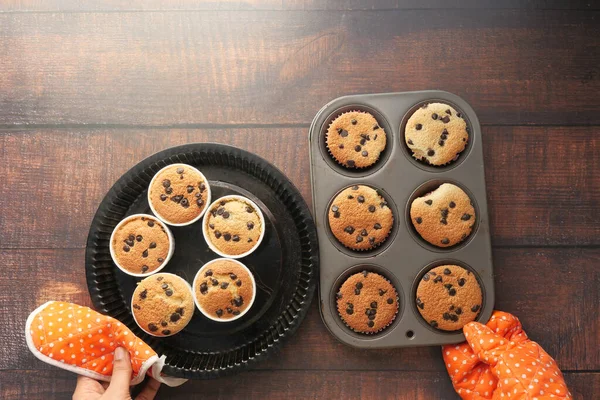 Vista superior de la mano de las mujeres sosteniendo pastel de chocolate. — Foto de Stock