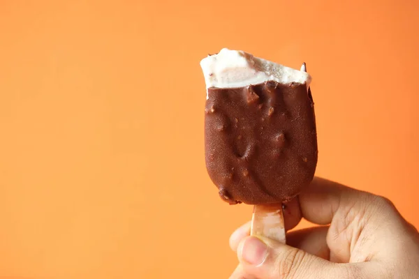 Mulheres mão segurando sorvete de chocolate com espaço de cópia — Fotografia de Stock