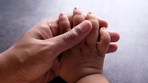 Père tenant la main de bébé enfant, gros plan . — Video