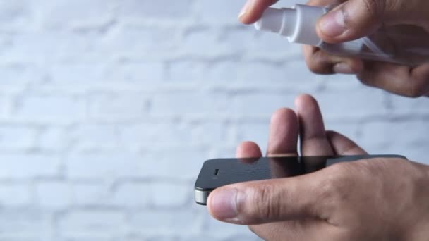 Hombre mano limpieza pantalla del teléfono móvil. — Vídeos de Stock
