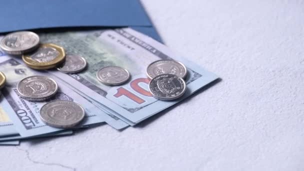 Закрытие наличных и монет в конверте на столе — стоковое видео