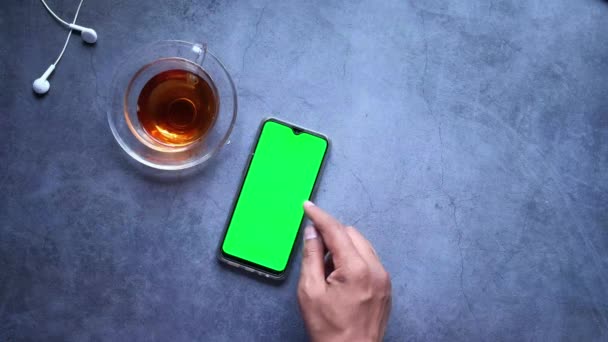 Ovanifrån av man hand med hjälp av smart telefon display grön skärm — Stockvideo