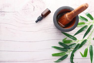 Beyaz arka planda bitkilerle dolu şişe 