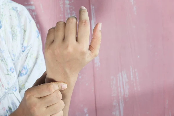 Junge Frauen leiden unter Handgelenkschmerzen mit Kopierraum — Stockfoto