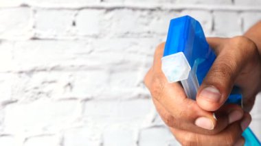 Coronavirus 'un temizlik yüzeyi için sprey şişesi. 