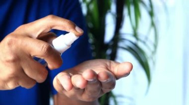 Delikanlının elini dezenfektan spreyiyle kapat..