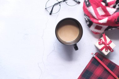 Düz kompozisyon kahve, not defteri ve beyaz arka planda gözlük. .