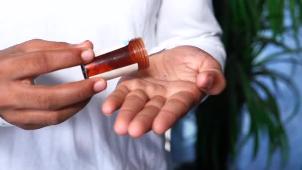 Joven con camisa blanca tomando medicina — Vídeos de Stock