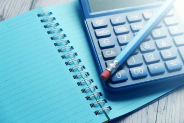 Mavi hesap makinesini kapat ve renk arkaplanı üzerine not al 