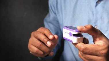 Nabız oksimetresi kullanan hastayı kapat