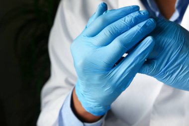 Ahşap arka planda eldivenli bir doktor..