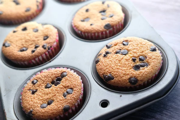 Draufsicht auf Schokoladenkuchen auf Holztisch. — Stockfoto