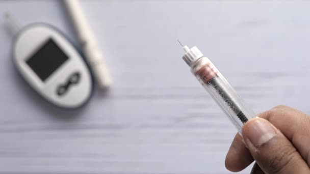 Ręczne trzymanie wstrzykiwaczy insulinowych z przestrzenią do kopiowania, góra w dół — Wideo stockowe