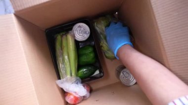  Mal teslimatı. Karton kutularda yiyecek paketleyen bir toplayıcı sipariş et..