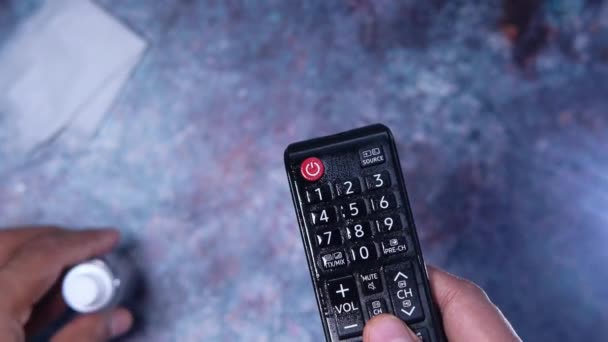 Pulizia Telecomando Tv con tessuto antibatterico.. — Video Stock