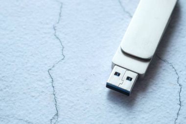 Beyaz arkaplanda USB bellek çubuğu, kapat.