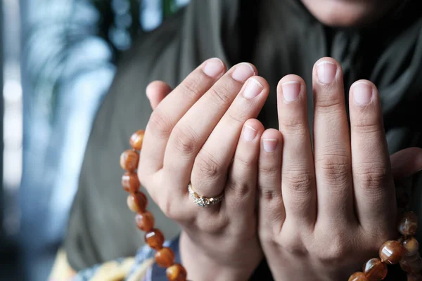 Close up de mulheres muçulmanas mão rezando. — Fotografia de Stock