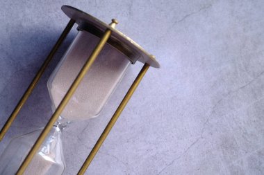 Masadaki kum saati, kum saati ampulünden akan kum.