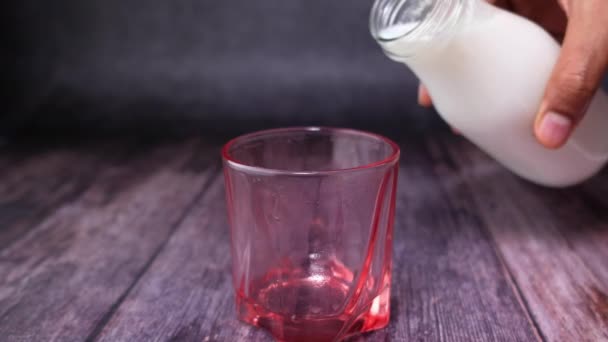 Verter la leche de la jarra de cerca . — Vídeos de Stock