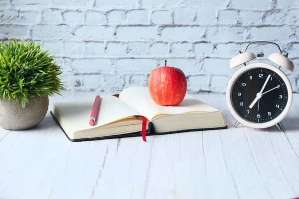 Чорний до школи концепція з яблуком на блокноті на столі . — стокове фото