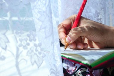 Not defterine kadınların el yazısını kapat.