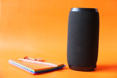 turuncu arkaplanda kopyalama alanı olan akıllı hoparlör ve klavye 