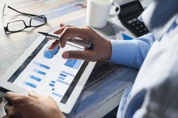 Mans hand werken op digitale tablet op kantoor bureau, met behulp van zelf gemaakte grafiek — Stockfoto