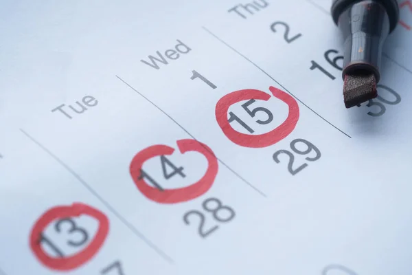 Conceito de prazo com marca vermelha na data do calendário — Fotografia de Stock
