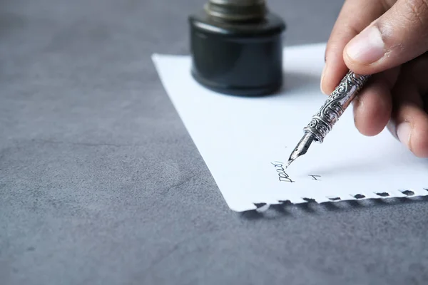 Primer plano de la mano del hombre escribiendo una carta con pluma estilográfica —  Fotos de Stock