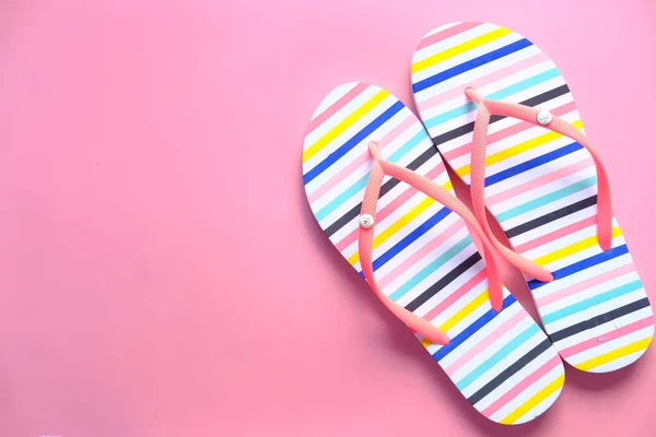 Vista superior de sandalias de colores sobre fondo rosa — Foto de Stock