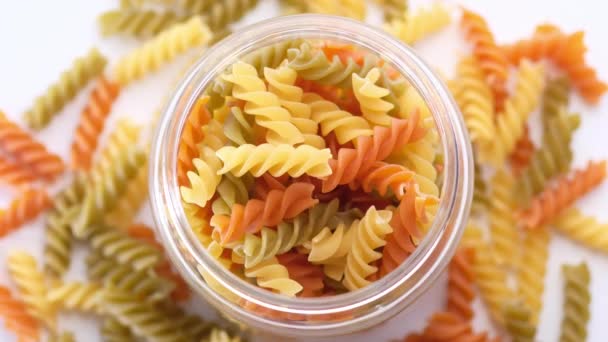 Varietà di tipi e forme di pasta secca italiana in una ciotola. — Video Stock