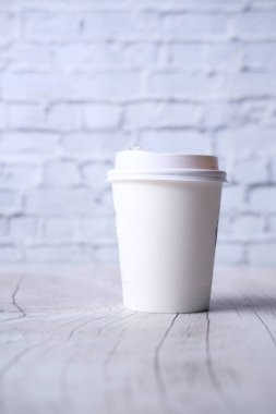 Fotokopi alanı olan ahşap arka planda kahve fincanı.