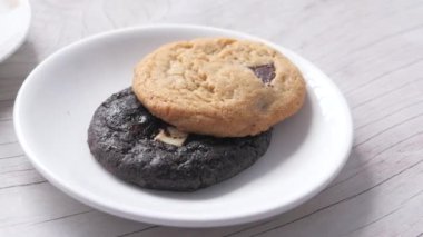 Ev yapımı kurabiyeleri tabakta, çayı da masada yakın. 