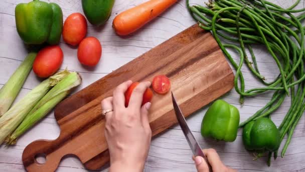 Mano delle donne che tagliano i pomodori sul tagliere — Video Stock