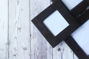 Ahşap arkaplanda boş çerçevenin üst görünümü .