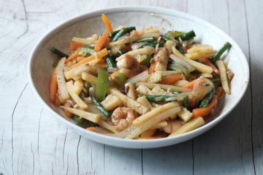 Tabakta taze ev yapımı salata ve masada dambıl. 