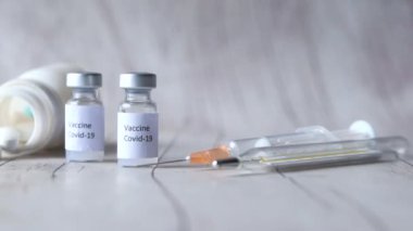 Koronavirüs aşısını ve şırıngayı ahşap arka planda kapatın.