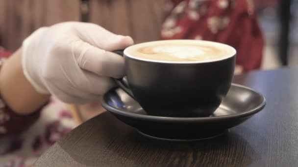 Kvinnor i medicinska handskar dricker kaffe på caféet. — Stockvideo