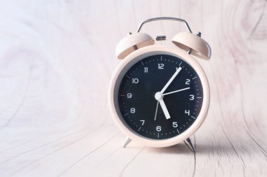 Ahşap arkaplanda eski çalar saat.