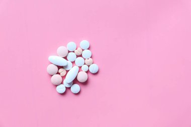 Pembe arka plana dökülen hapların üst görünümü 