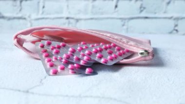 Hapları ve su toplayan paketleri masanın üzerinde küçük bir çantaya koy. 