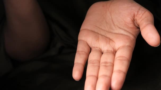 Γυναίκες χέρι λήψη δαχτυλίδι αρραβώνων off — Αρχείο Βίντεο