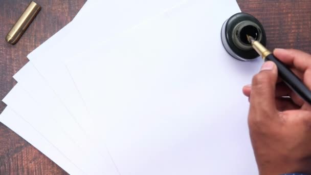 Vista superior del hombre mano escribir una carta con pluma estilográfica — Vídeo de stock