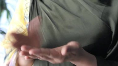 Kadınlar virüsü önlemek için dezenfektan jel kullanıyor 