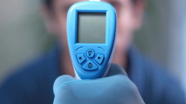 El ele tutuşmanın sonucu termometre kontrol ısısı.