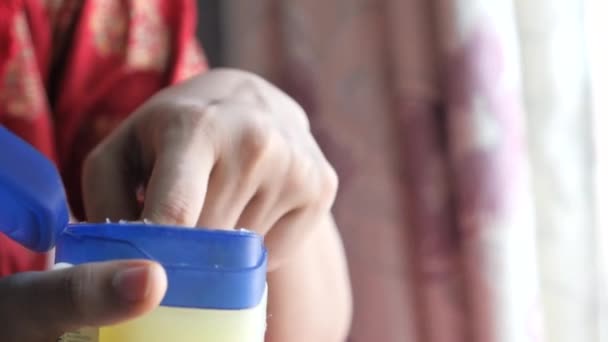 Femeie mână folosind jeleu de petrol pe piele la domiciliu — Videoclip de stoc