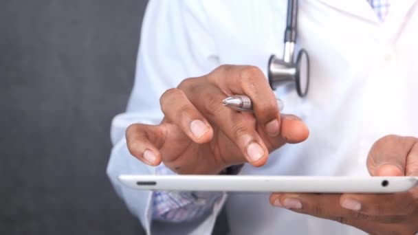 Лікар у білому пальто використовує цифровий планшет — стокове відео