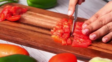 Doğrama tahtasındaki Domatesleri Kesen Kişi Eli 