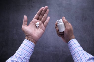 Avucundaki beyaz hapları kapat. 